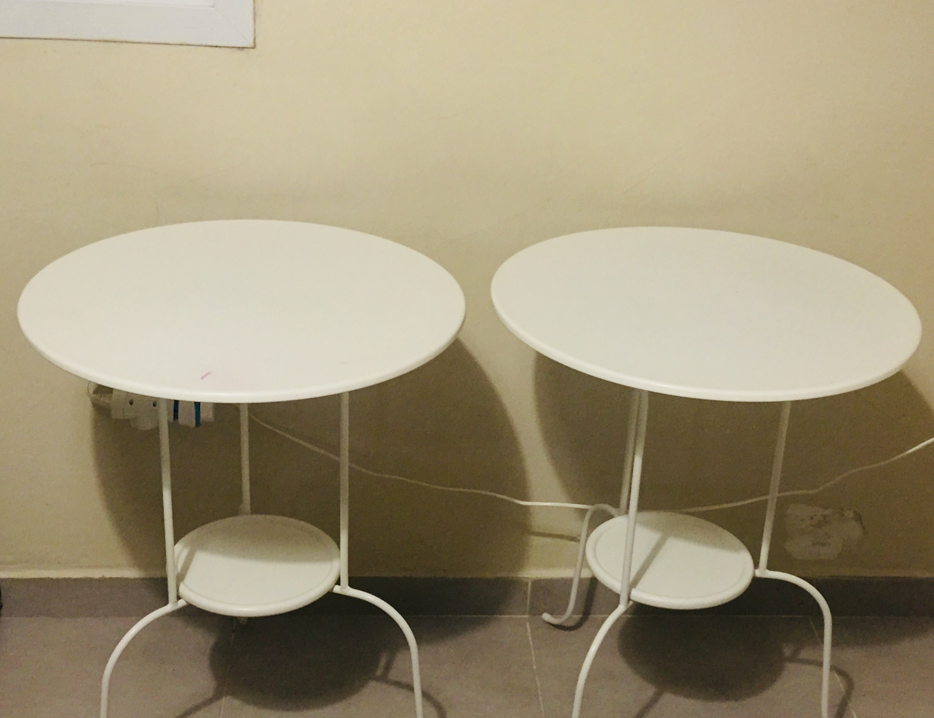 2 petites tables