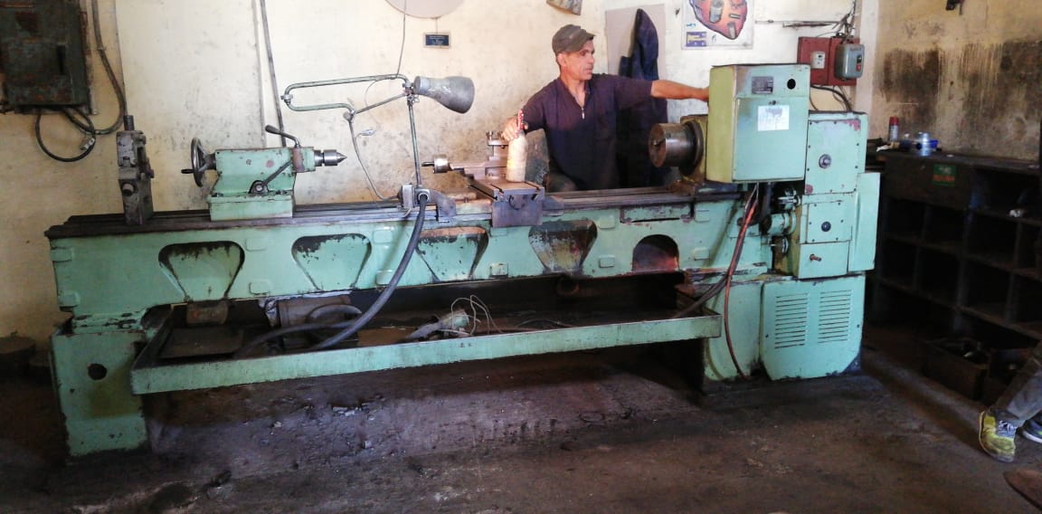 Tour machine outil et machine de renovation moteur