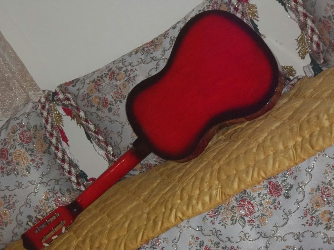 Guitare classique rouge