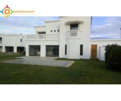 Villa isolée front golf de 1040m² à Bouskoura