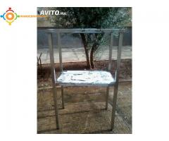 Des tables en inox de cuisine