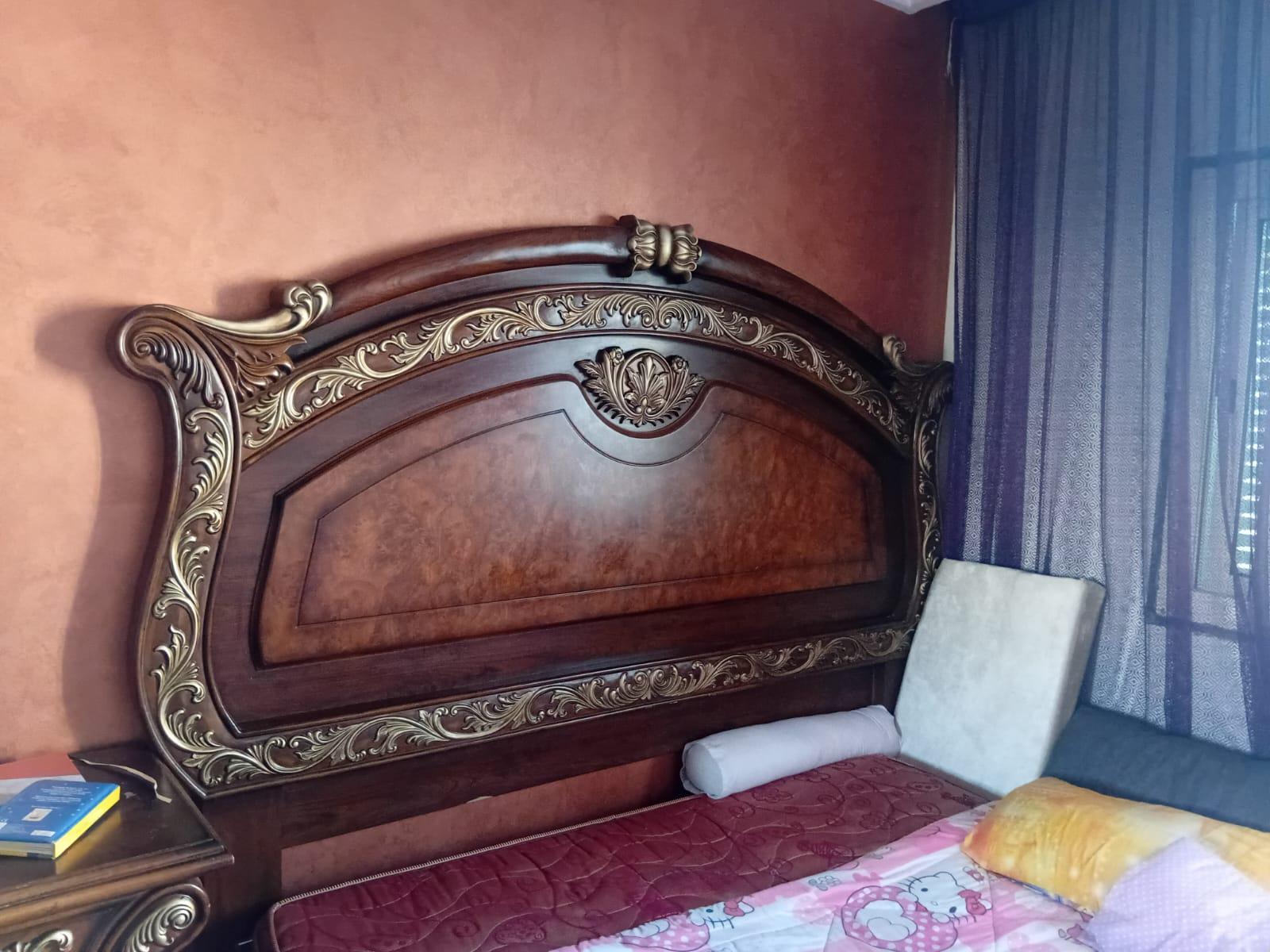 عاجل سرير فاخر مع طاولتين جانبيتين – حالة ممتازة – فرصة لا تعوض