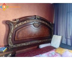 عاجل سرير فاخر مع طاولتين جانبيتين – حالة ممتازة – فرصة لا تعوض