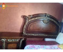 عاجل سرير فاخر مع طاولتين جانبيتين – حالة ممتازة – فرصة لا تعوض