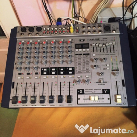 Table de mixage dynacord avec baffle