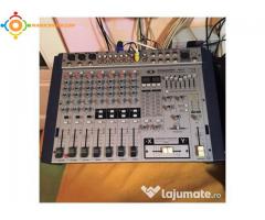 Table de mixage dynacord avec baffle