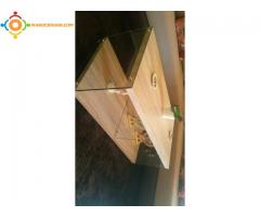 Table basse en bois et en verre