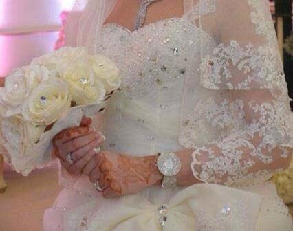 Robe de mariée en dentelle et perles