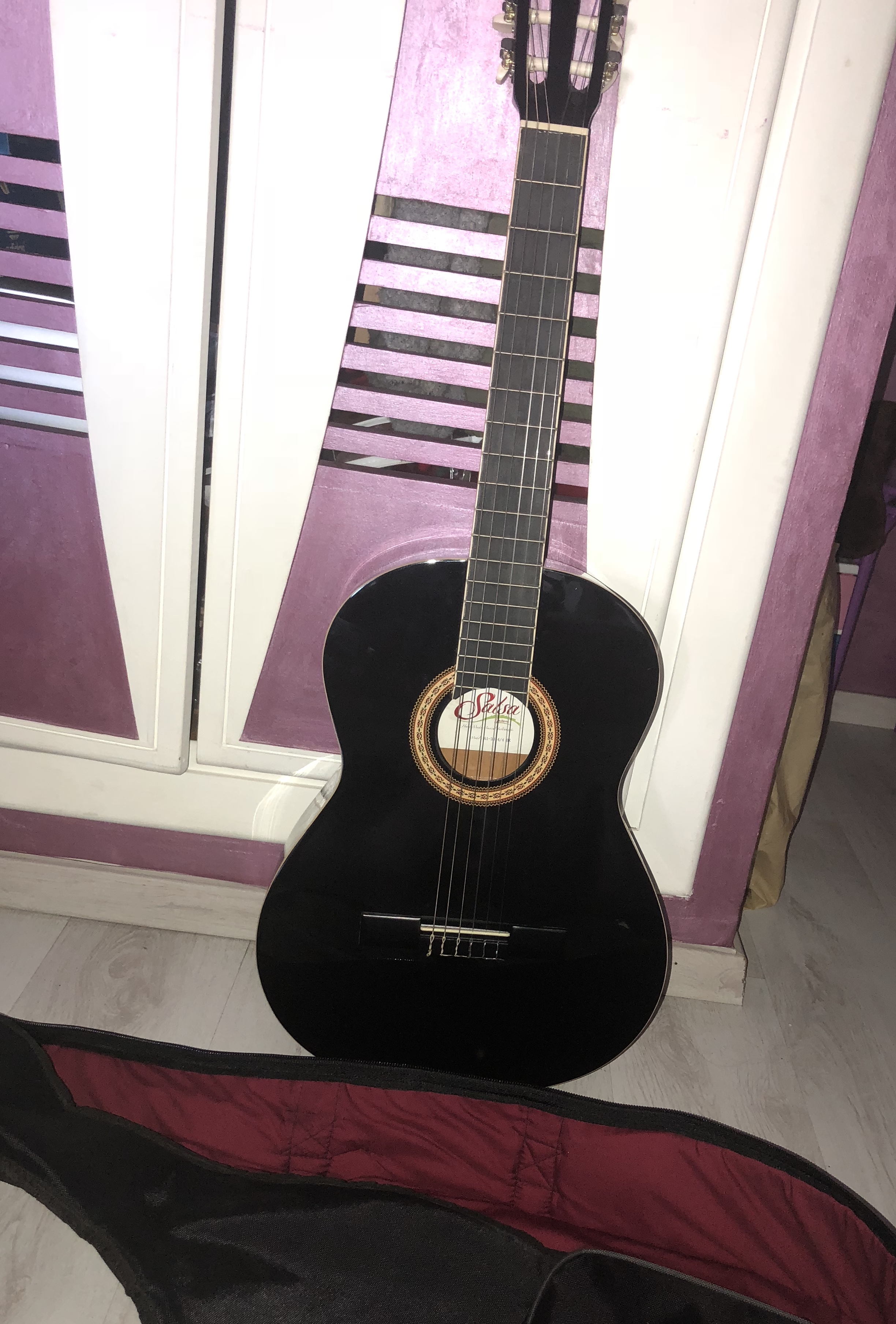 Guitare classique noire neuve avec sa pochette