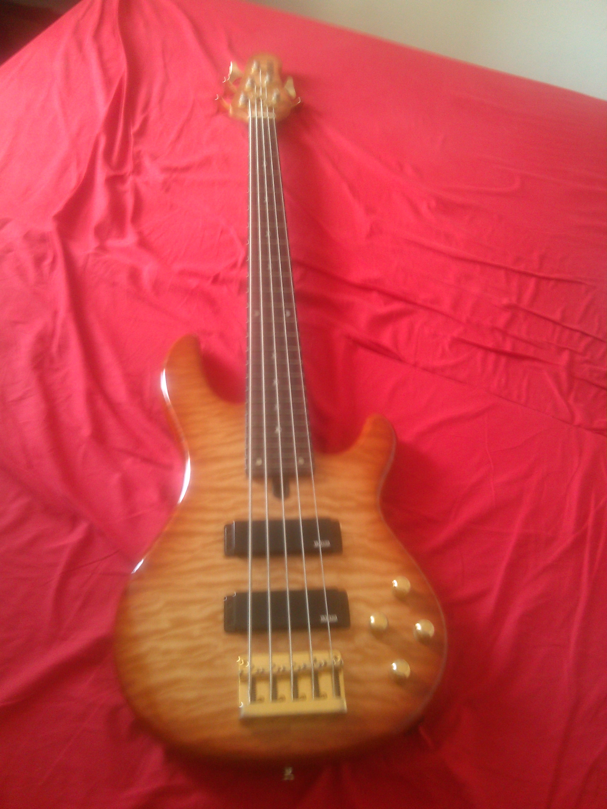 guitare basse 5 cordes YAMAHA  BB G 5 A avec etui de transport