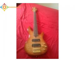 guitare basse 5 cordes YAMAHA  BB G 5 A avec etui de transport