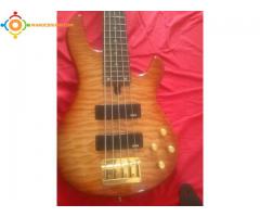 guitare basse 5 cordes YAMAHA  BB G 5 A avec etui de transport