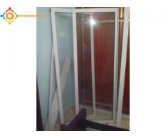 Coulisse avec porte en verre et rideau en aluminium en tres bonne état