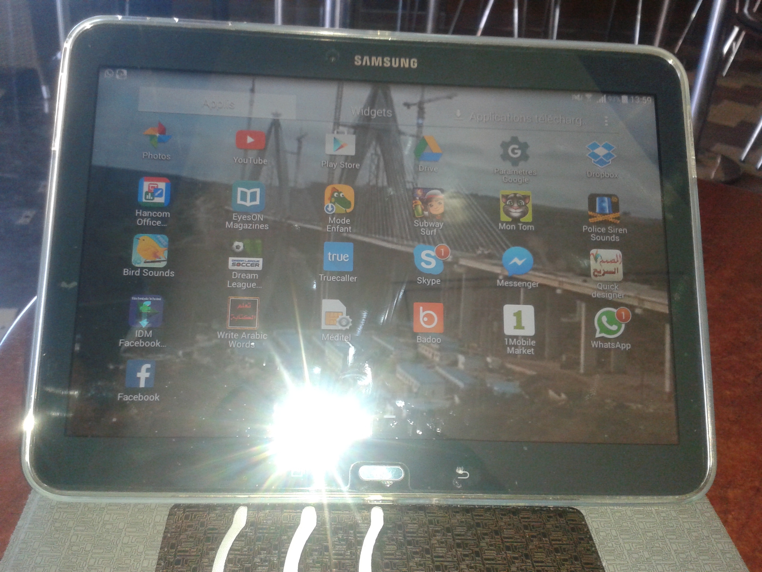 je mets ma tablette Samsung noire 3G wifi téléphone avendre