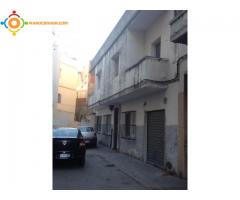 immeuble a vendre contient 6 appartements plus un garage