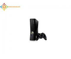 Je vends ma Xbox 360 Slim + Jeux et une manette.