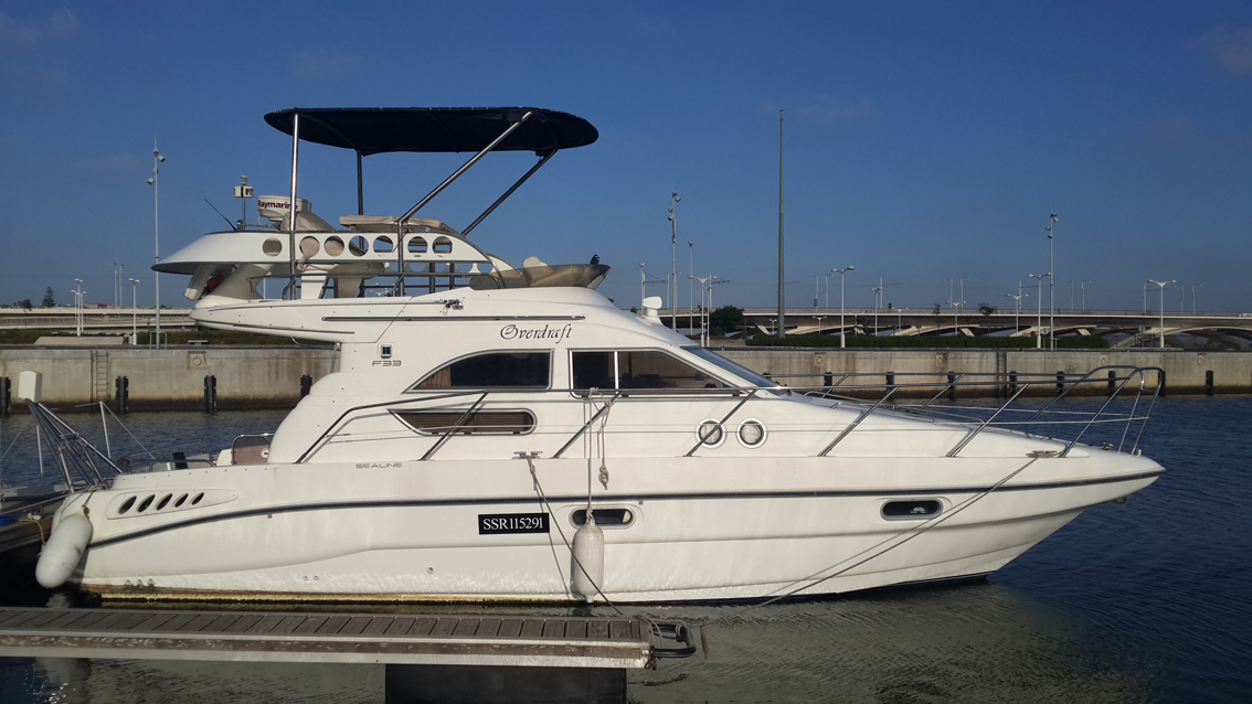 Superbe vedette de croisière visible sur l’eau à la Marina Bouregreg