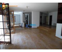 Villa de 2000 m² en location à Souissi