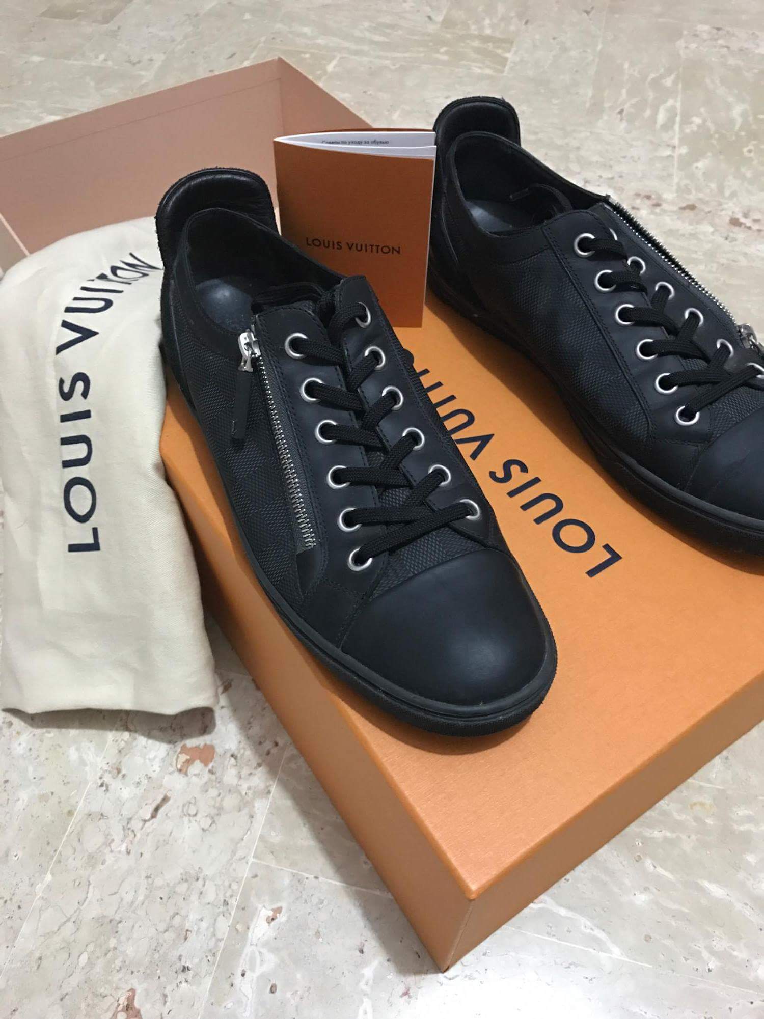 des espa Louis Vuitton 42 et demi couleur noir