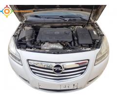 Voiture OPEL INSIGNIA diesel, modelé 2010 couleur BLANCHE