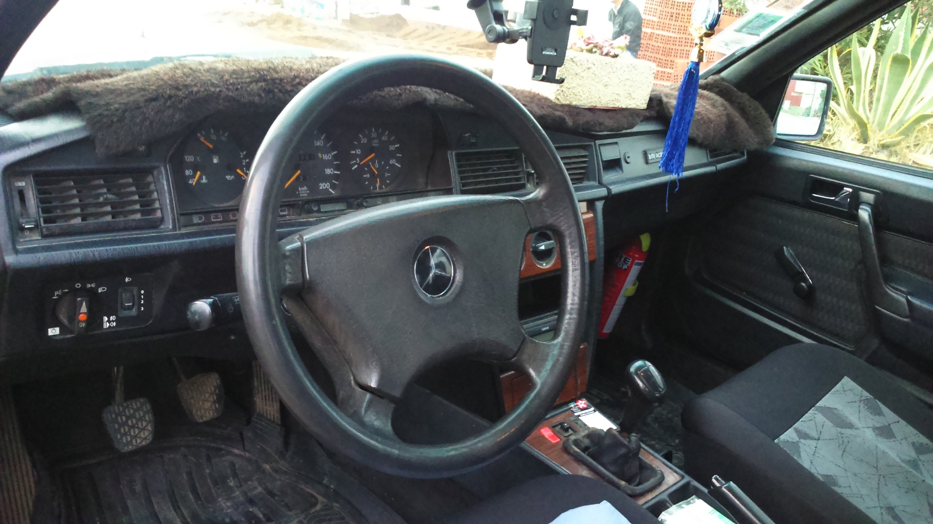 je vend mercedes 190 2.5 je vend mercedes 190 2.5